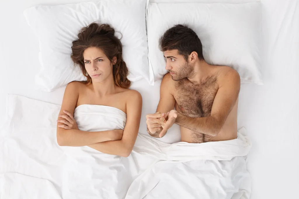 woman-man-sitting-bed-top-view-min Síntomas de alergia al semen
