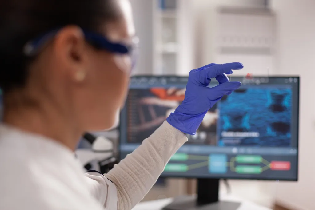 biochemist-researcher-woman-holding-slice-with-blood-sample-hematology-experiment-working-biochemical-hospital-laboratory-specialist-doctor-with-medical-glove-analyzing-dna-test-results-min Por qué no me quedo embarazada