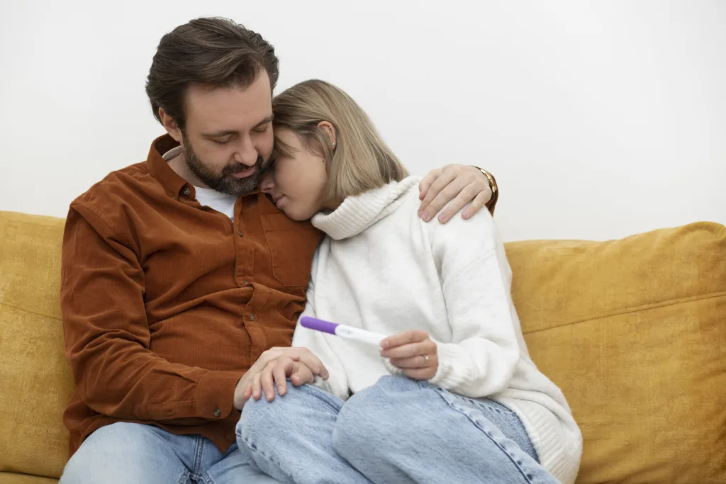 medium-shot-sad-couple-couch-min Infertilidad de origen desconocido