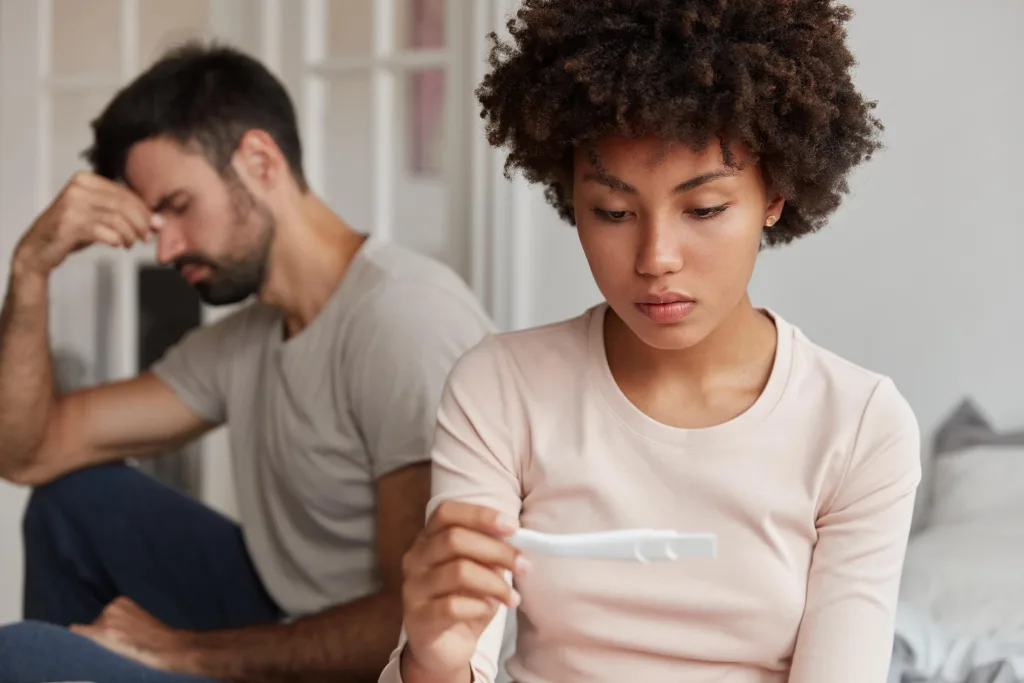upset-young-couple-posing-home-with-pregnancy-test-min Por qué no me quedo embarazada