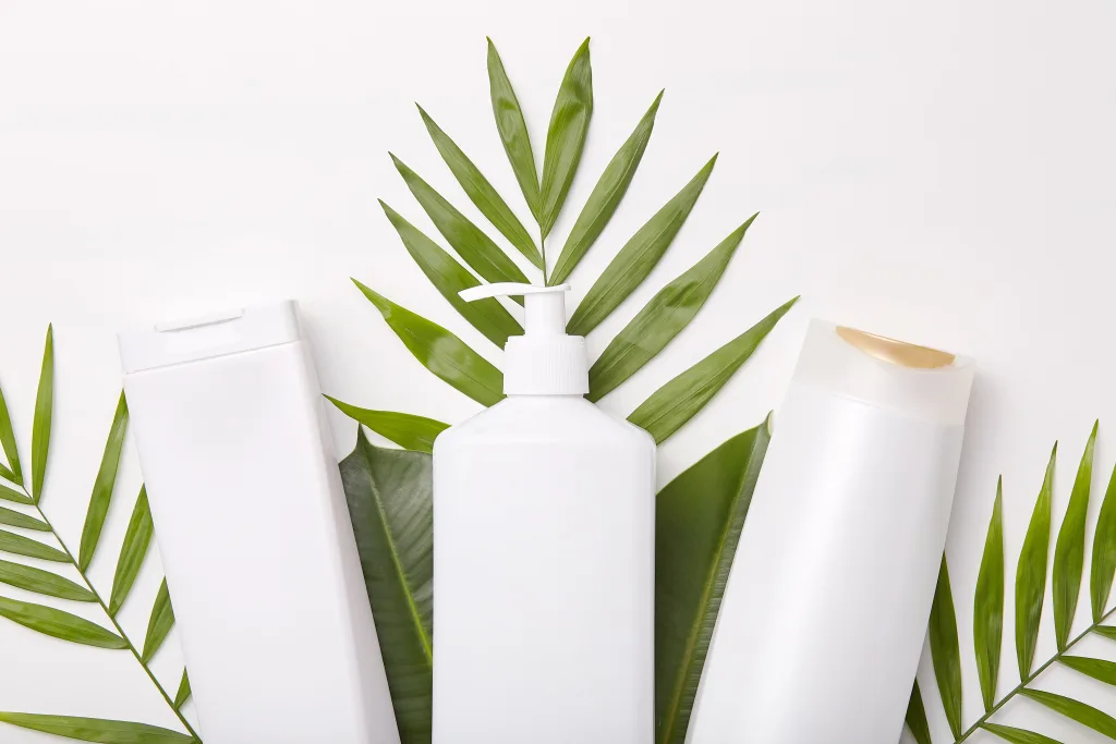 horizontal-shot-cosmetic-products-against-greenery-leaves-min disruptores endocrinos