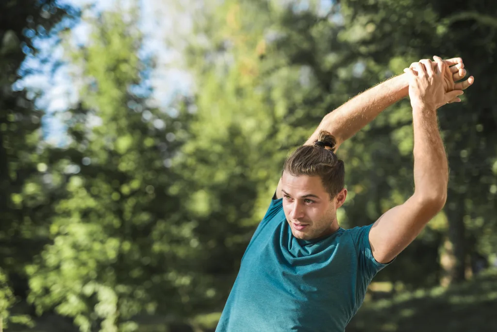 young-man-stretching-park-min (1) Estilo de vida saludable