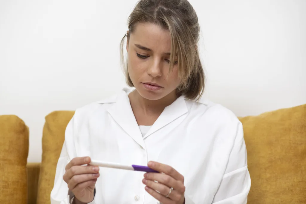medium-shot-woman-checking-pregnancy-test-min Es malo tener un útero grande