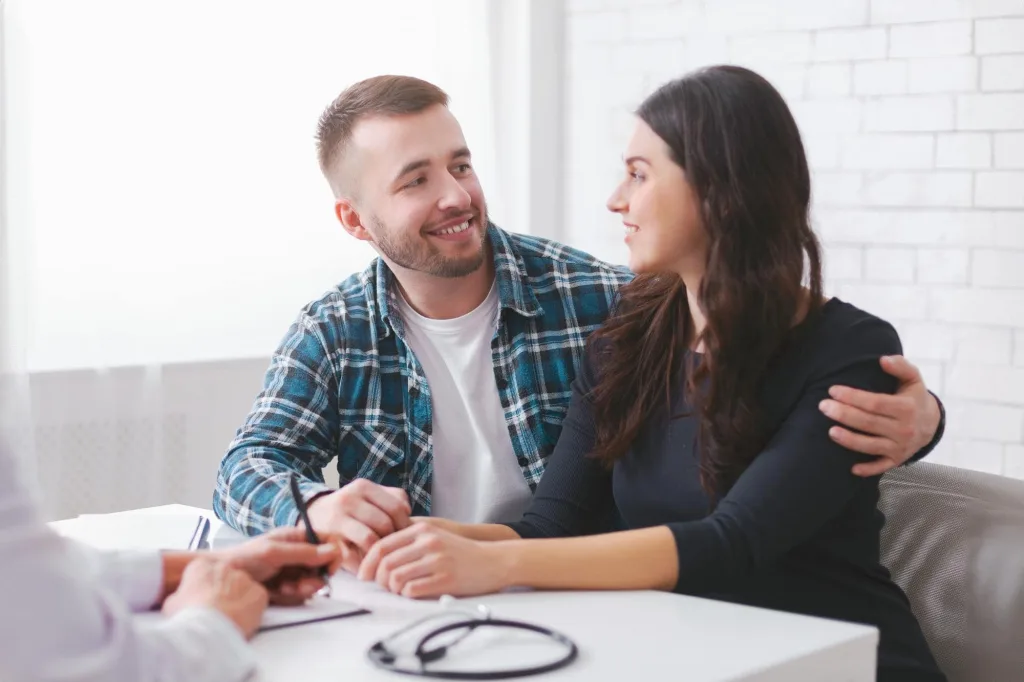 young-couple-sits-table-doctors-office-engaged-conversation-with-doctor-offcamera-min Acupuntura y fertilidad opiniones