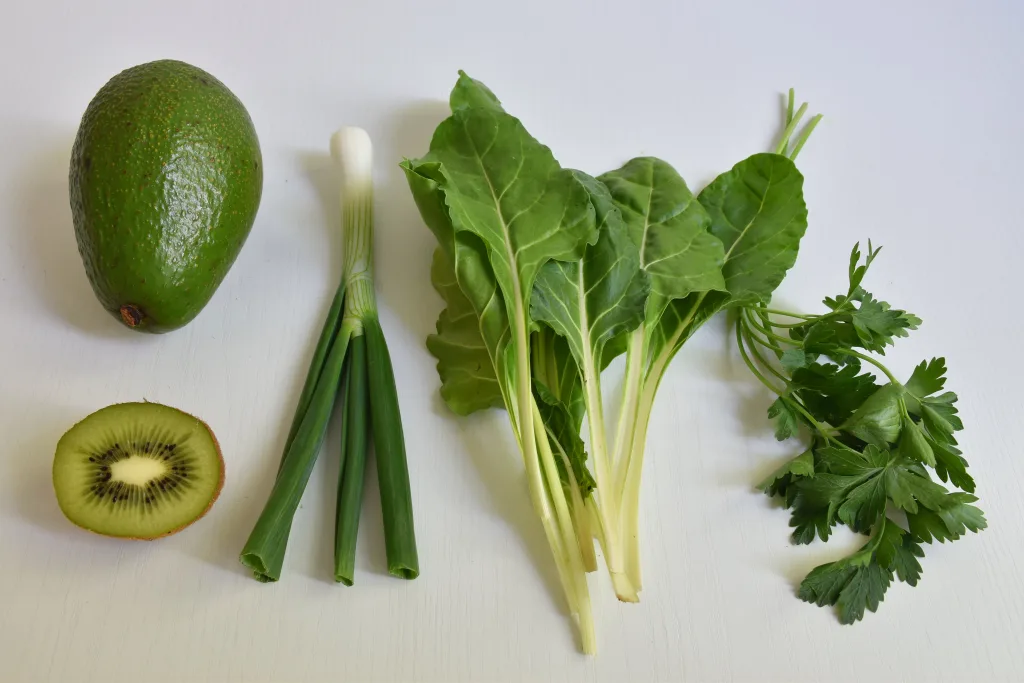 close-up-green-fruits-table-against-white-background-min Alimentos para recuperar la flora intestinal