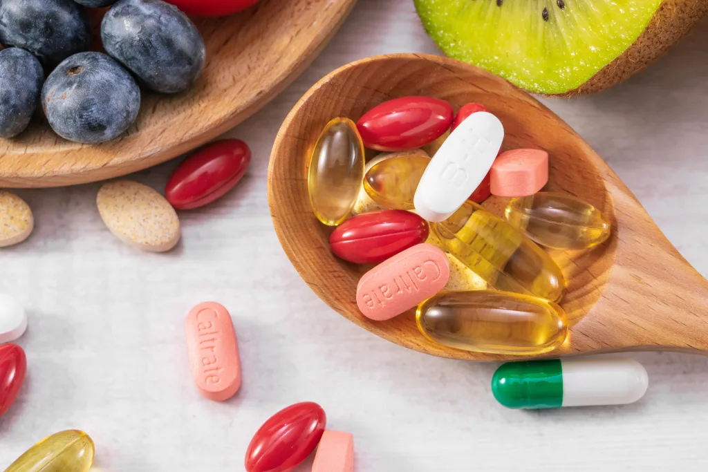closeup-foto-de-frutas-frescas-con-diferentes-medicamentos-en-una-cuchara-de-madera-min Acercarse a los 40 y no tener hijos