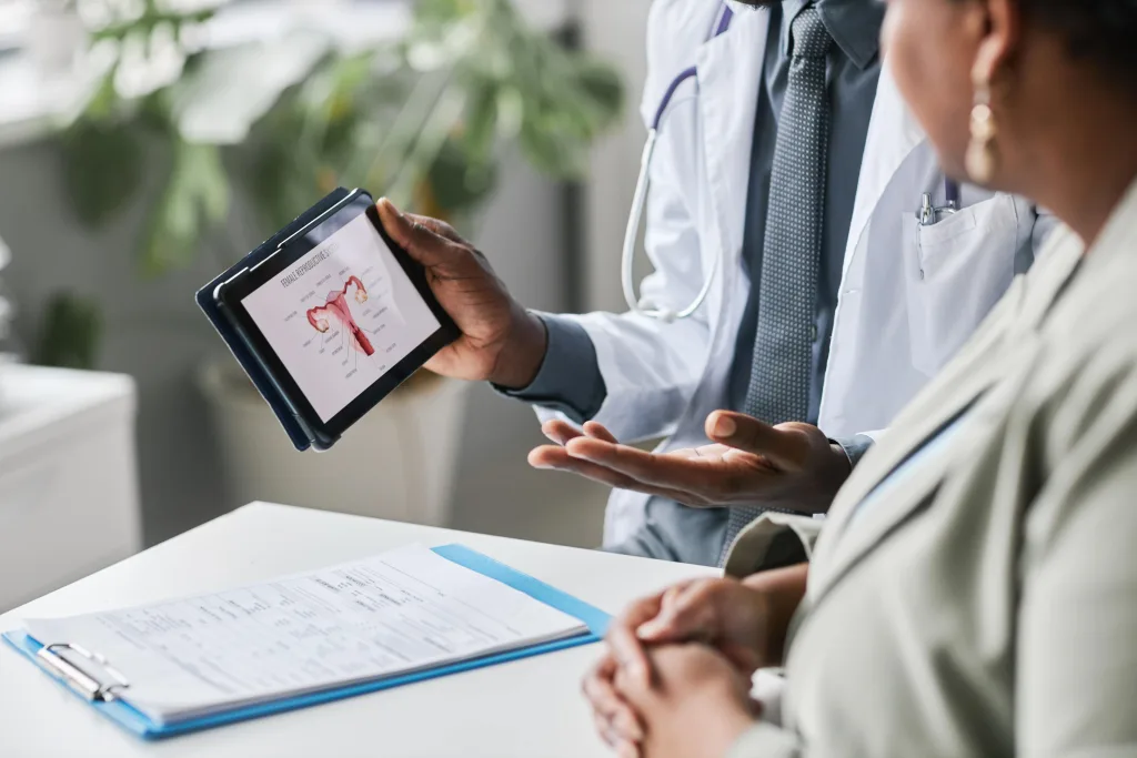 primer-plano-medico-sosteniendo-tableta-con-graficos-de-salud-reproductiva-femenina-min Qué te hacen en la primera consulta de fertilidad