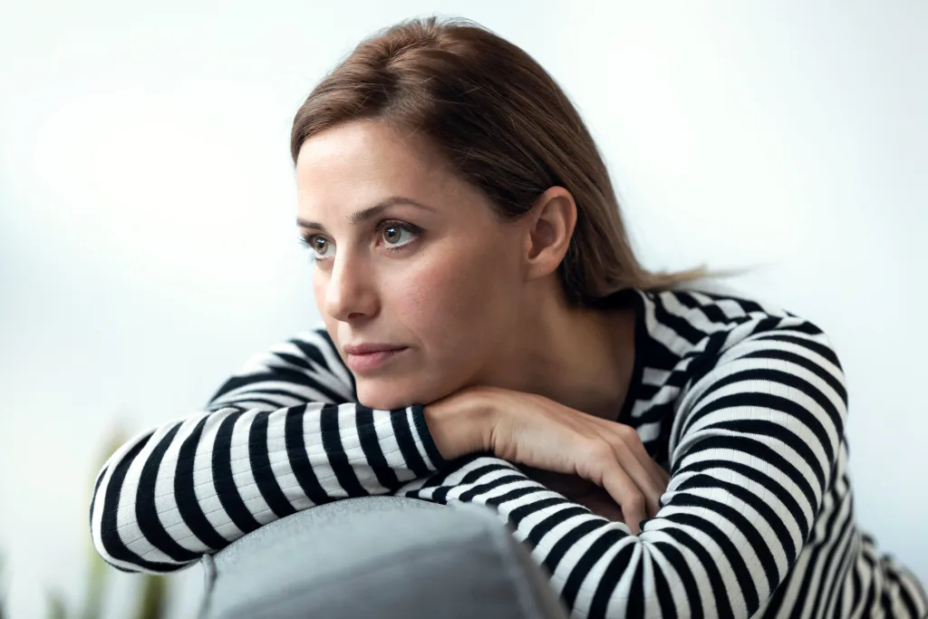 retrato-de-mujer-joven-y-bonita-mirando-hacia-los-lados-mientras-esta-sentado-en-el-sofa-en-casa-min Embarazo a los 40